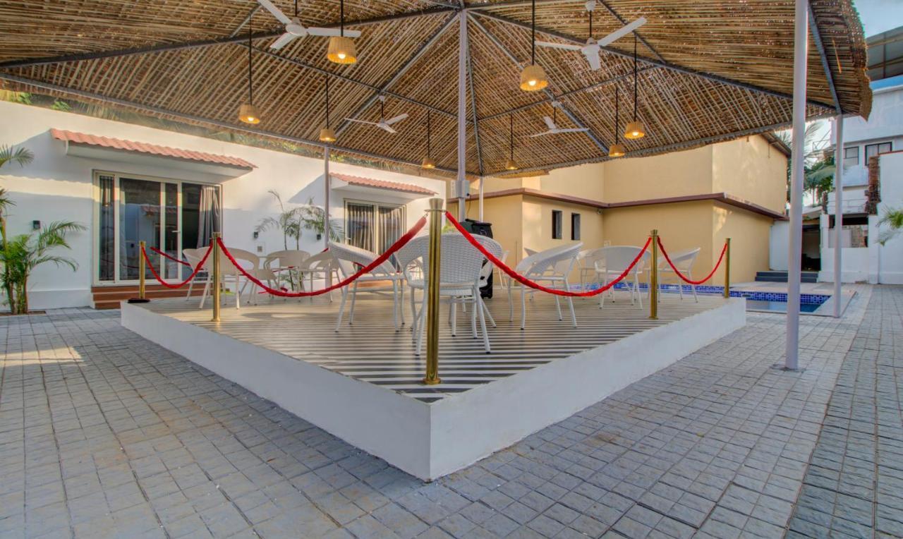 Treebo Code Red Hotel Morjim Exterior foto