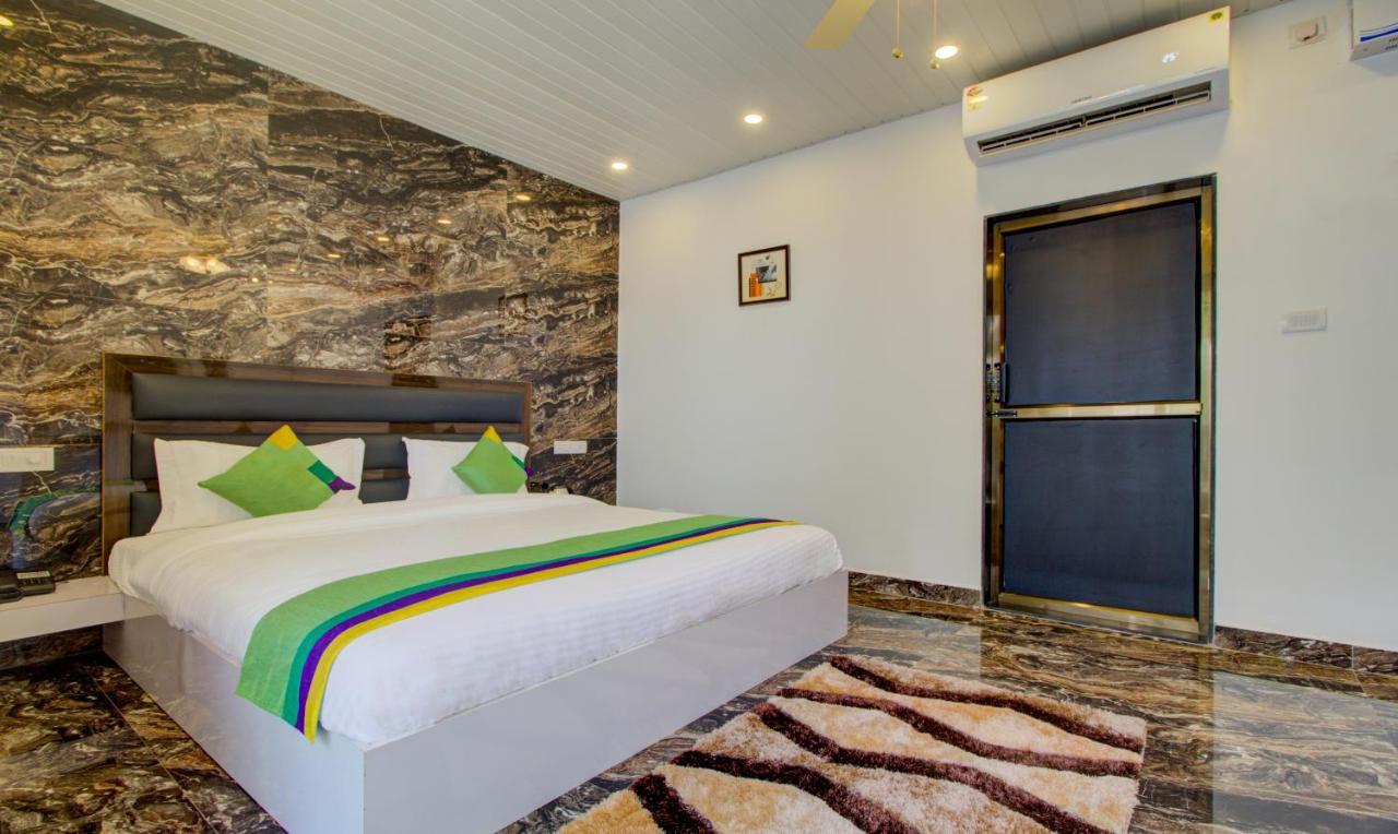 Treebo Code Red Hotel Morjim Exterior foto
