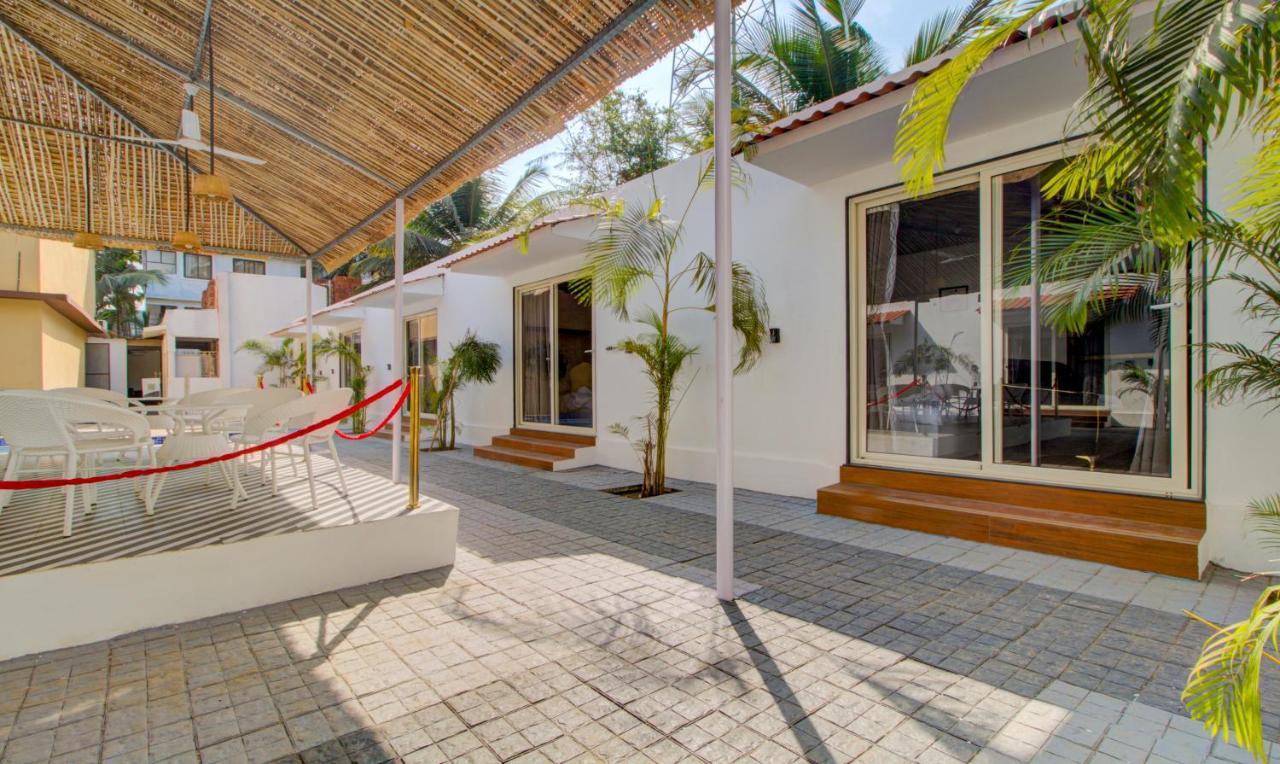 Treebo Code Red Hotel Morjim Exterior foto