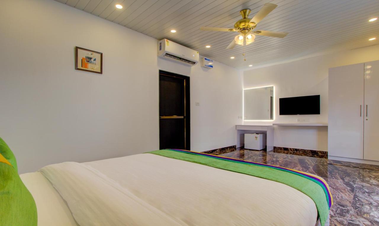 Treebo Code Red Hotel Morjim Exterior foto
